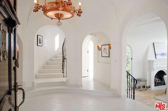Singer Sia sells this vintage Los Angeles home Singer Sia sells this vintage Los Angeles home | Redfin