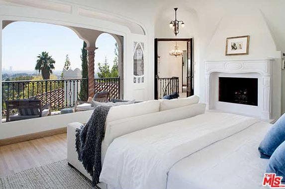 Singer Sia sells this vintage Los Angeles home Singer Sia sells this vintage Los Angeles home | Redfin