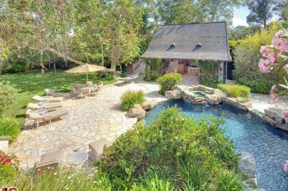 Bye, Bob! Sitcom legend Bob Newhart sells LA estate Bye, Bob! Sitcom legend Bob Newhart sells LA estate | Redfin