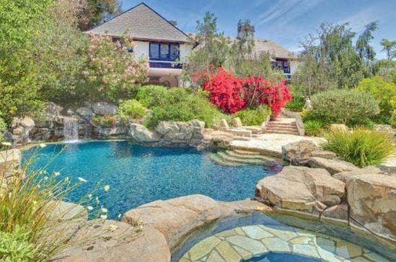 Bye, Bob! Sitcom legend Bob Newhart sells LA estate Bye, Bob! Sitcom legend Bob Newhart sells LA estate | Redfin