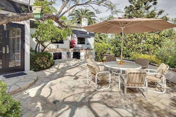 Bye, Bob! Sitcom legend Bob Newhart sells LA estate Bye, Bob! Sitcom legend Bob Newhart sells LA estate | Redfin