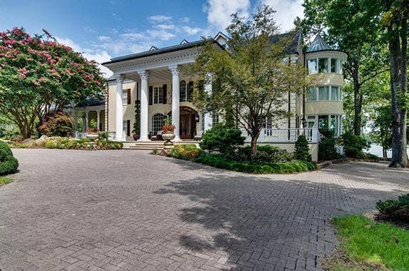 See Reba McEntire's 'Starstruck Farm,' now up for sale See Reba McEntire's 'Starstruck Farm,' now up for sale | Realtor.com