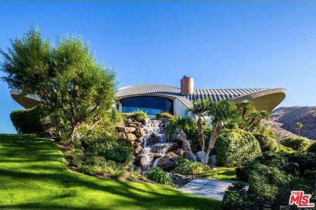 celeb-house-sold-bob-hope-3-waterfall