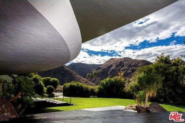celeb-house-sold-bob-hope-5-mountains