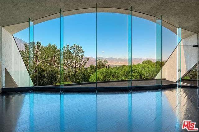 celeb-house-sold-bob-hope-8-windows