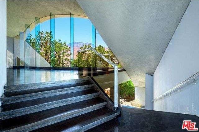 celeb-house-sold-bob-hope-9-stairs