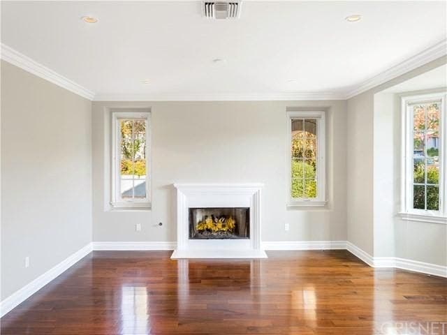 Fireplace front | Realtor.com