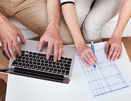 Divide monthly expenses © Andrey_Popov/Shutterstock.com