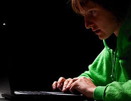 Beware when selling online © Sergey Peterman/Shutterstock.com