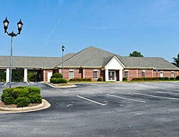 Bank branches get makeovers © Mark Winfrey/Shutterstock.com
