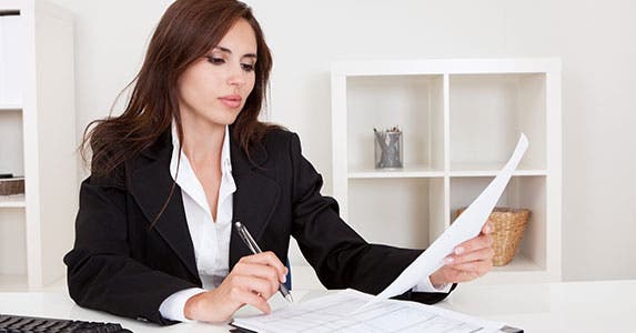 Compare plan costs © Andrey_Popov/Shutterstock.com