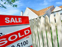 Negotiate a good price on your 1st home © olivier/Shutterstock.com
