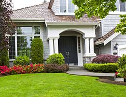 Pay attention to curb appeal © tab62/Shutterstock.com