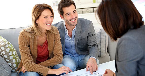 Estimate the price tag © Goodluz/Shutterstock.com
