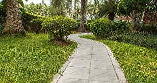 Concrete walkway © Pushish Donhongsa/Shutterstock.com