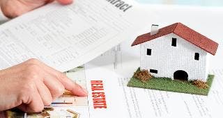 Real estate contract © karelnoppe/Shutterstock.com