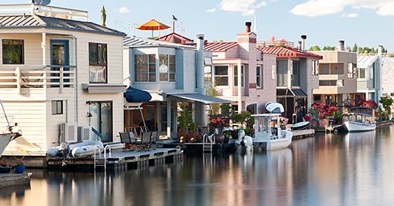 Floating homes © Hdc Photo/Shutterstock.com