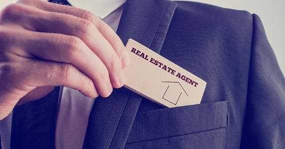 Real estate agent © Gajus/Shutterstock.com