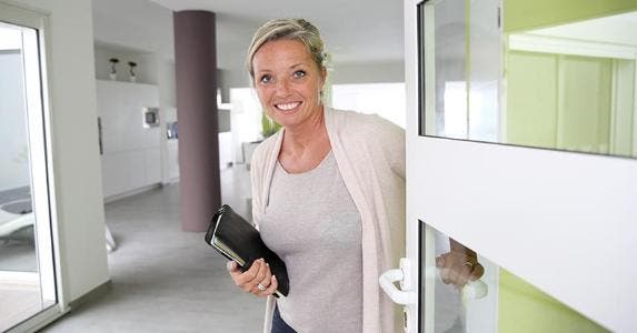 Can real estate agent without contract sue seller? Agent opening door with a smile © goodluz/Shutterstock.com