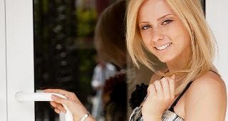 Smiling young woman © Hasloo Group Production Studio/Shutterstock.com