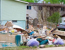 Throwing away damaged items © Alexey Stiop/Shutterstock.com