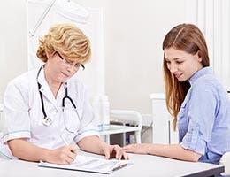 Insurance for young adults © Deklofenak/Shutterstock.com