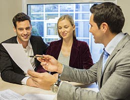 10.For all of your insurance needs, pick an insurance agent with great expertise. © LDprod/Shutterstock.com