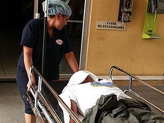 Man on stretcher, El Salvador © Luis Romero/Associated Press