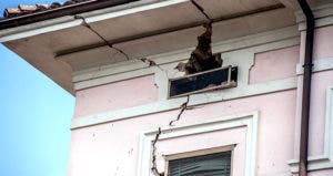 Damaged, cracked house © Paolo Sartorio/Shutterstock.com