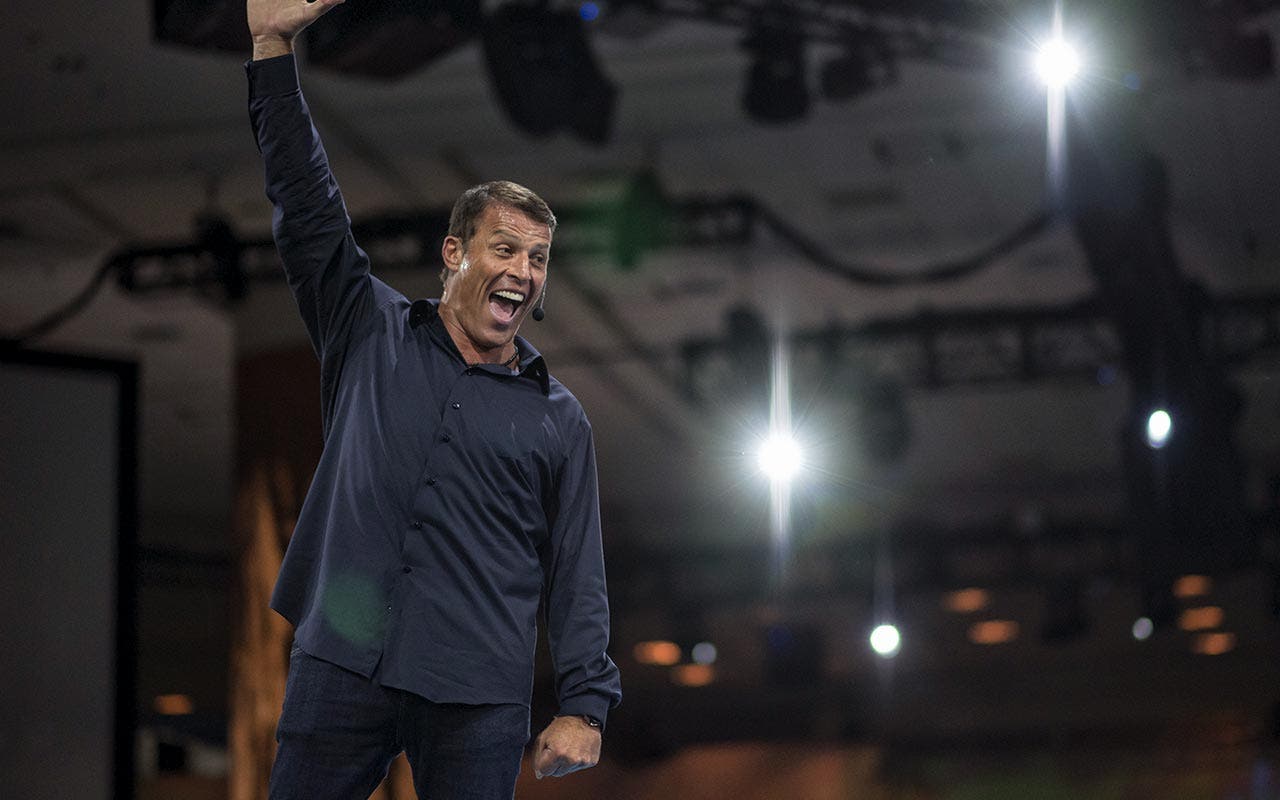 Тони роббинс коуч. Tony Robbins. Спикер Тони Роббинс. Тони Робинсон рост. Тони Робинсон тренинг.