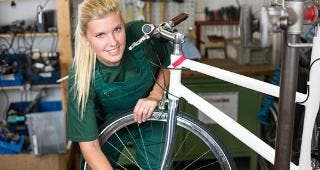 Woman working on bike © Ikonoklast Fotografie/Shutterstock.com