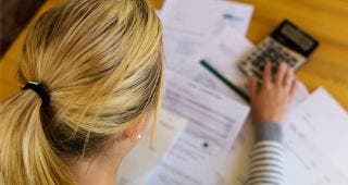 Woman doing budget © Lisa S./Shutterstock.com
