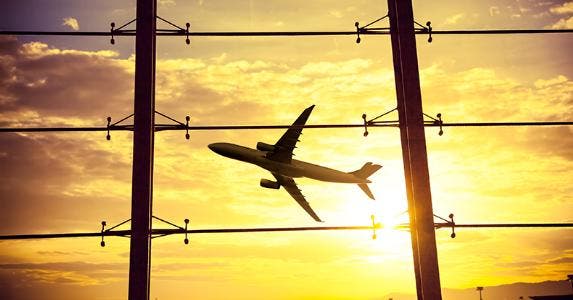 Airport windows, airplane at sunset © 06photo/Shutterstock.com