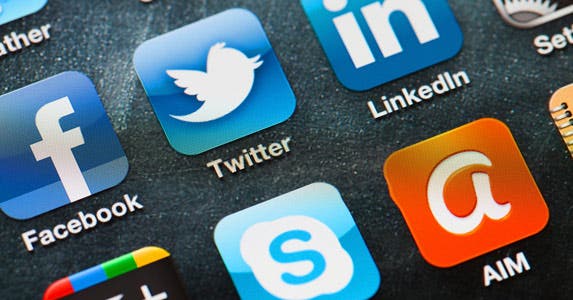 Click on a travel deal on social media © iStock
