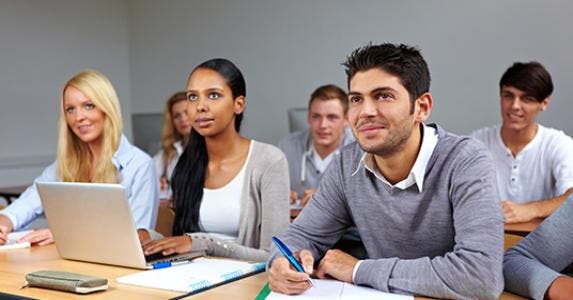 College students in a classroom © Robert Kneschke/Shutterstock.com
