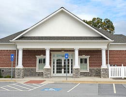 Banks close branches © Mark Winfrey/Shutterstock.com