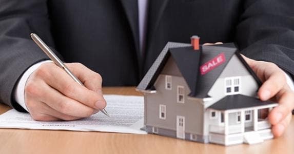 Escaping the adjustable-rate mortgage trap Contract and house on desk © Dzmitry Stankevich - Fotolia.com
