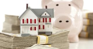 House with piggy bank and money © Andy Dean Photography - Fotolia.com