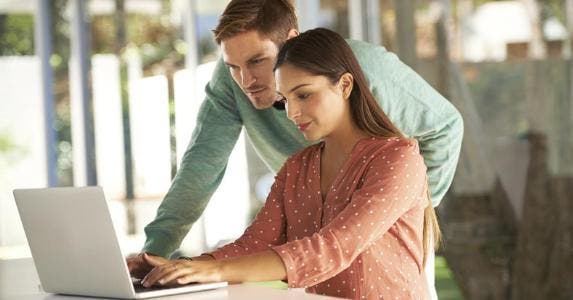 Young couple looking at a computer © iStock