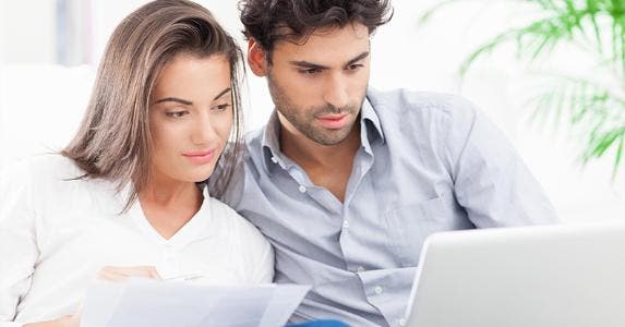 Young couple organizing bills © Nadya Lukic/Shutterstock.com