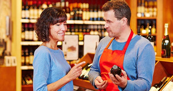 Food and beverage store sales © Robert Kneschke/Shutterstock.com