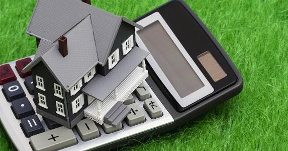 House on calculator © Karen Roach / Fotolia.com