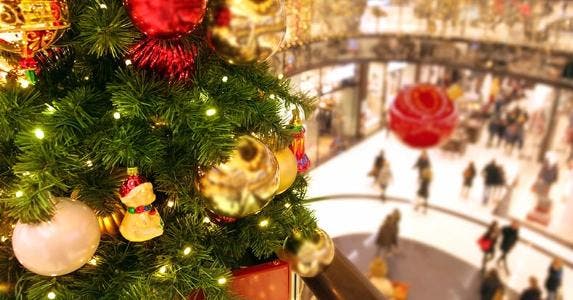 Survey: Americans dreaming of a no-credit Christmas Christmas tree in the mall © iStock