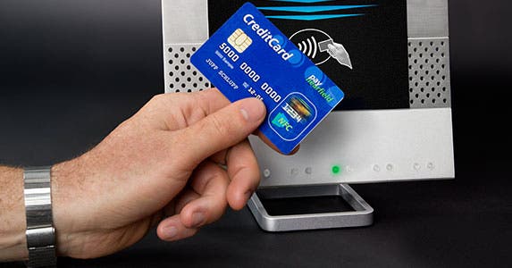 The contactless card © Alexander Kirch/Shutterstock.com