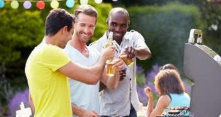 Men enjoying beer while grilling food © Monkey Business Images/Shutterstock.com