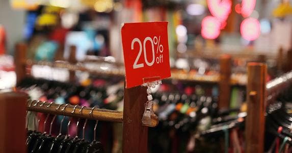20 percent off sale sign in clothing store © PavelIvanov/Shutterstock.com