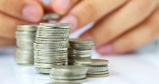 Multiple stacks of quarters © ponsulak/Shutterstock.com