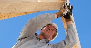 Man measuring wooden frame © hans.slegers/Shutterstock.com