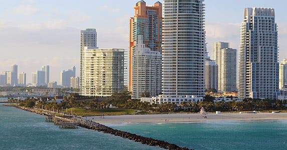 Travel to warm locales on sale in June © Sean Pavone / Fotolia