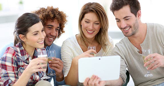 You're too envious of friends' vacations © Goodluz/Shutterstock.com